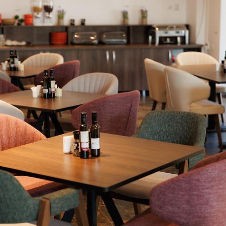 Suru Hotel & Restaurant 부스테니 외부 사진