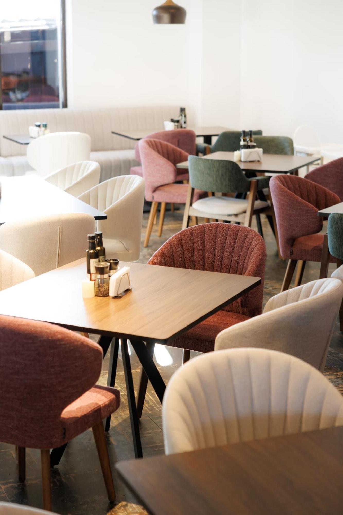 Suru Hotel & Restaurant 부스테니 외부 사진