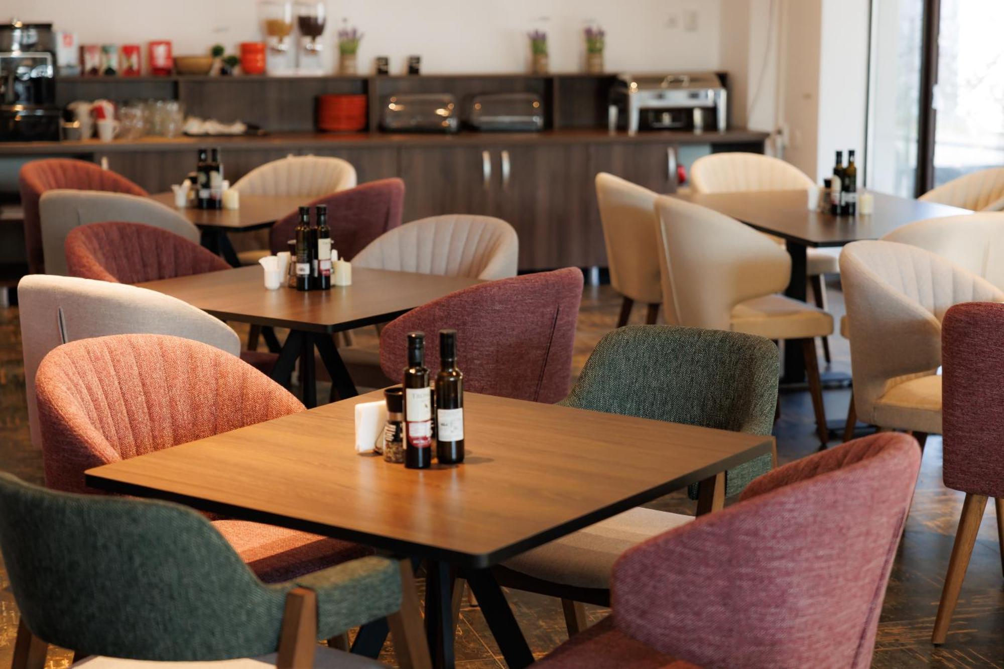 Suru Hotel & Restaurant 부스테니 외부 사진