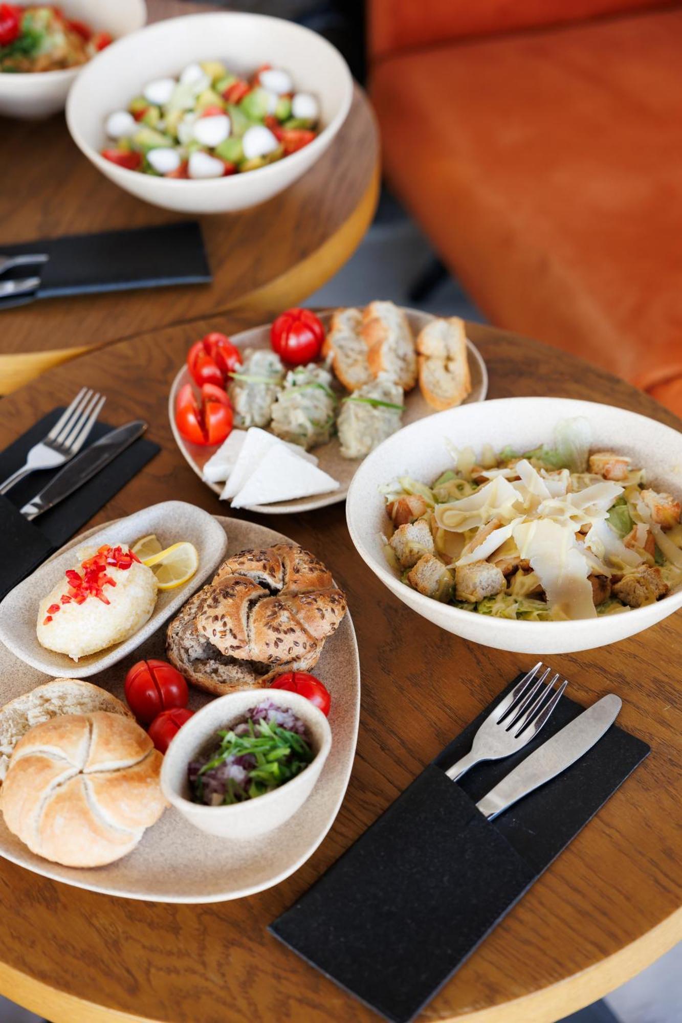 Suru Hotel & Restaurant 부스테니 외부 사진